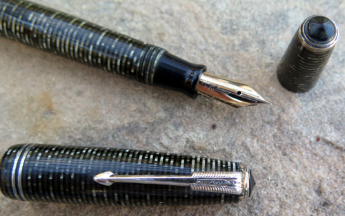 PARKER STANDARD SIZED DOUBLE JEWEL VACUMATIC IN GREY/BLACK (WITH A TINGE OF GREEN) LAMINATED CELLULOID. Fine Arrow nib.